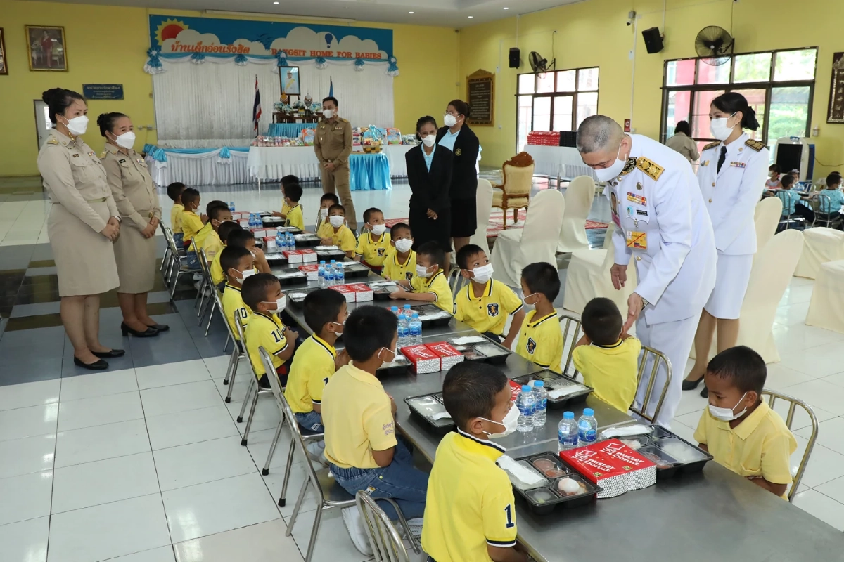 ในหลวง - ราชีนี พระราชทานสิ่งของ สถานสงเคราะห์ วันประสูติ 'เจ้าฟ้าทีปังกรฯ'