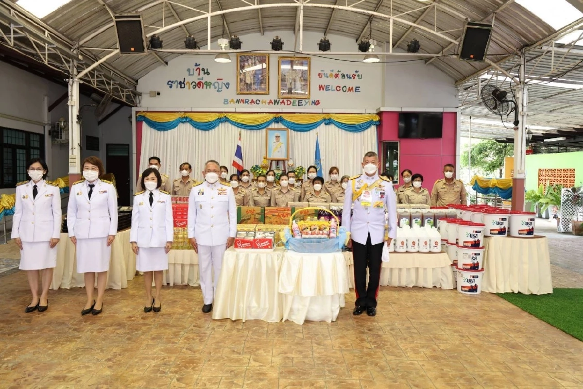 ในหลวง - ราชีนี พระราชทานสิ่งของ สถานสงเคราะห์ วันประสูติ 'เจ้าฟ้าทีปังกรฯ'