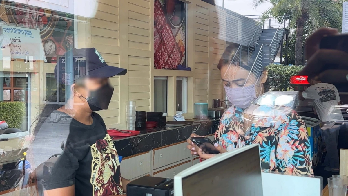 ลูกค้าร้านชาบู กับผู้จัดการร้านชาบู