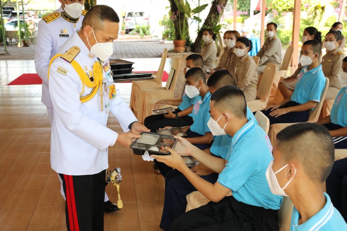 ในหลวง - ราชีนี พระราชทานสิ่งของ สถานสงเคราะห์ วันประสูติ 'เจ้าฟ้าทีปังกรฯ'