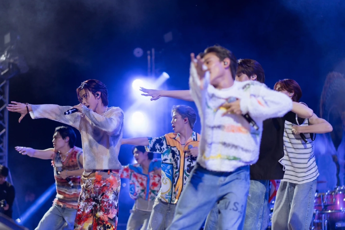 'คริส-สิงโต' คัมแบ็กแฟนคลับตีตั๋วไปดูโมเม้นท์หวานเจี๊ยบเลียบฝั่งโขง