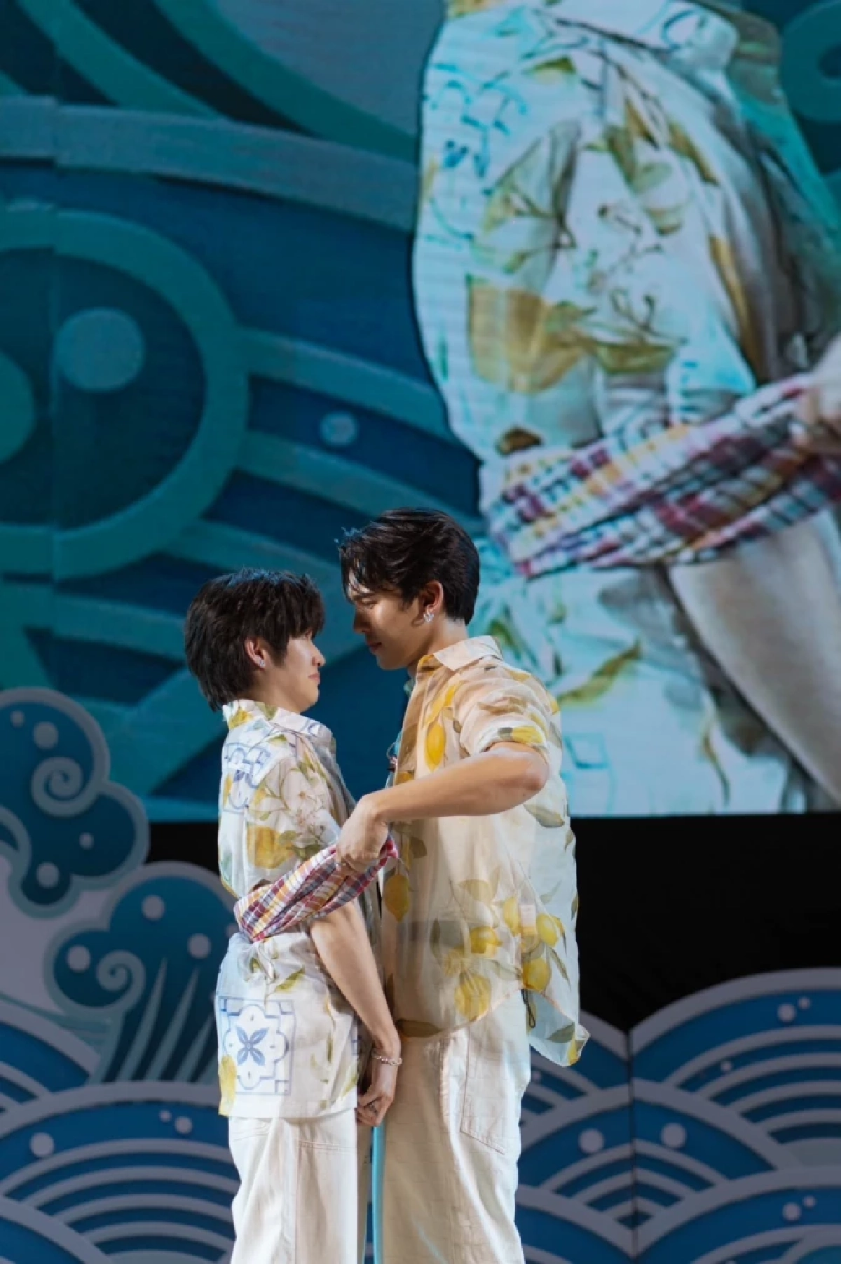'คริส-สิงโต' คัมแบ็กแฟนคลับตีตั๋วไปดูโมเม้นท์หวานเจี๊ยบเลียบฝั่งโขง