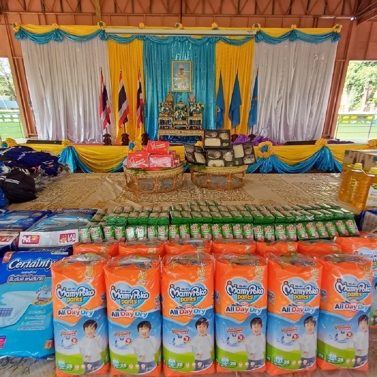 ในหลวง - ราชีนี พระราชทานสิ่งของ สถานสงเคราะห์ วันประสูติ 'เจ้าฟ้าทีปังกรฯ'