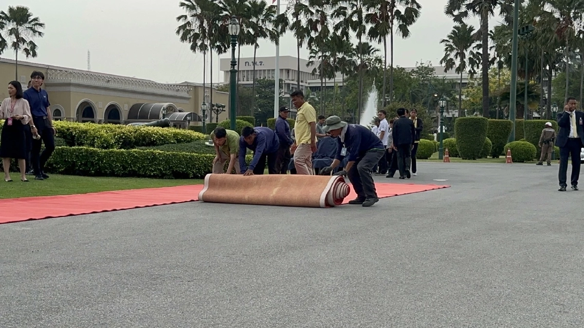 เจ้าหน้าที่เตรียมสถานที่ถ่ายรูป หน้าตึกไทยคู่ฟ้า