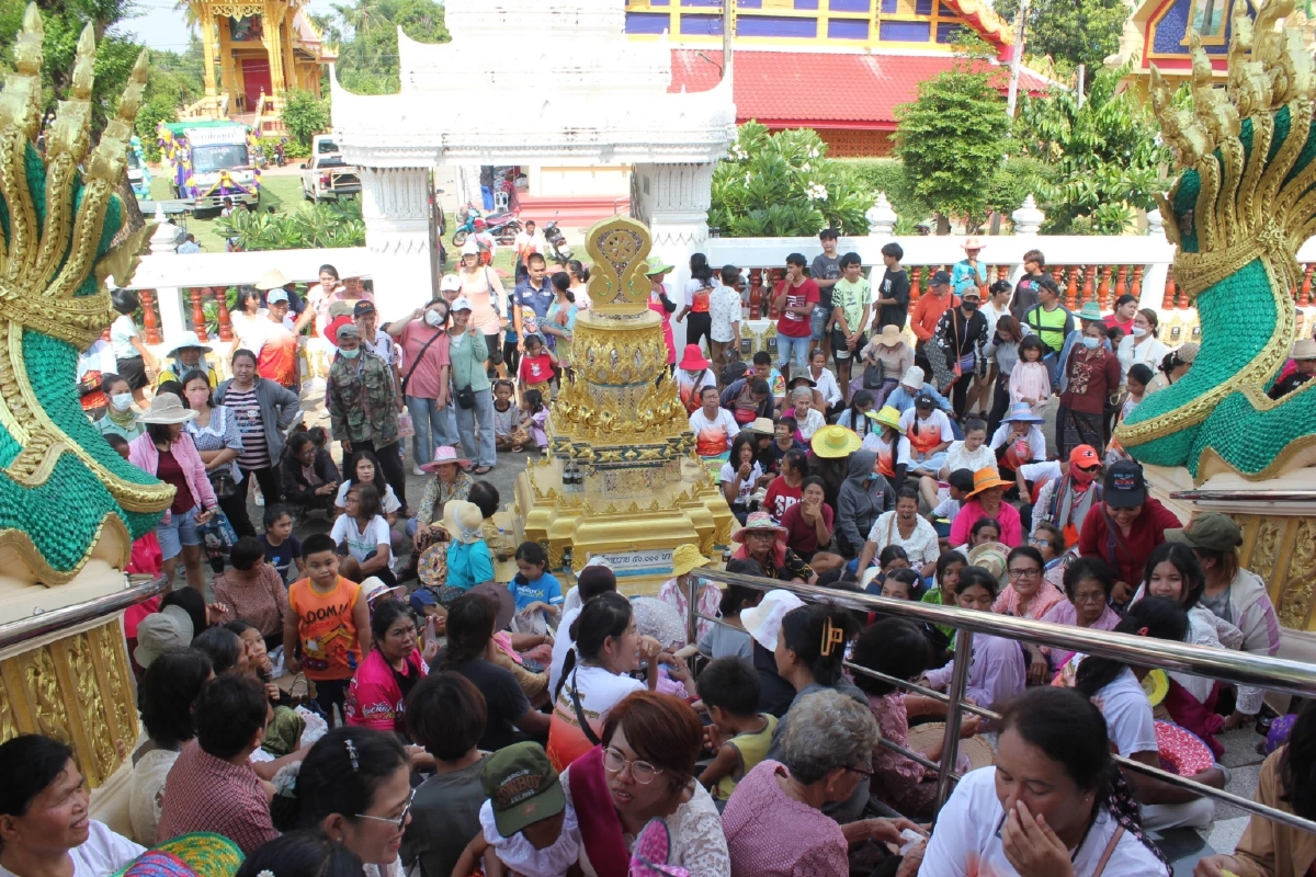 ชาวบ้านนับพัน ร่วมงานบวช ลูกชายเสี่ยรับเหมาถมดิน จนแน่นวัด