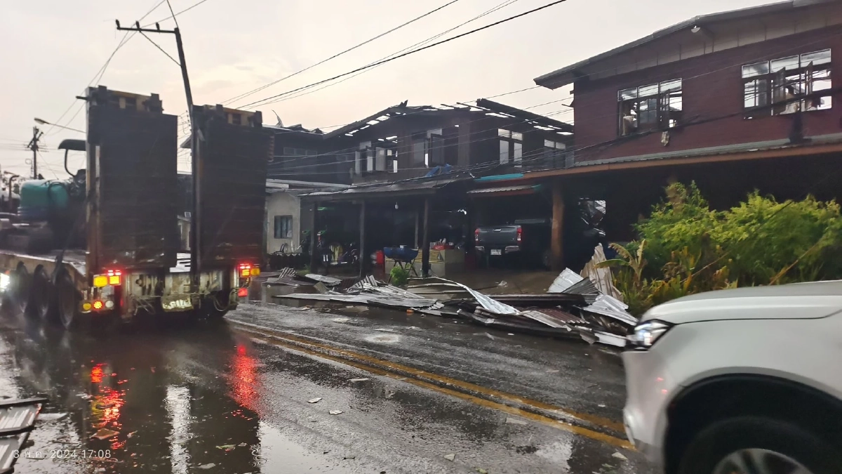 พายุฤดูร้อนถล่ม