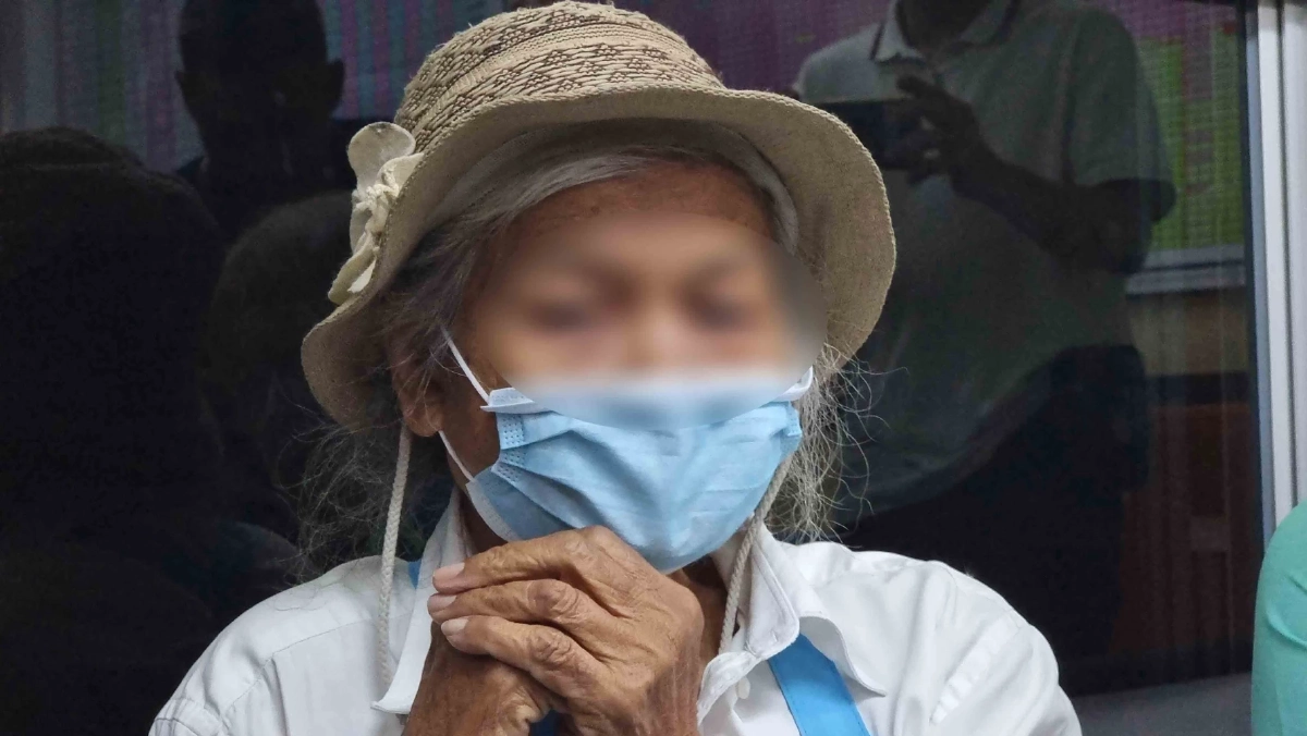 ยายวัย 75 ปี เจอแก๊งทวงหนี้โหด ทั้งตบหน้า ทั้งพังร้านขายข้าว