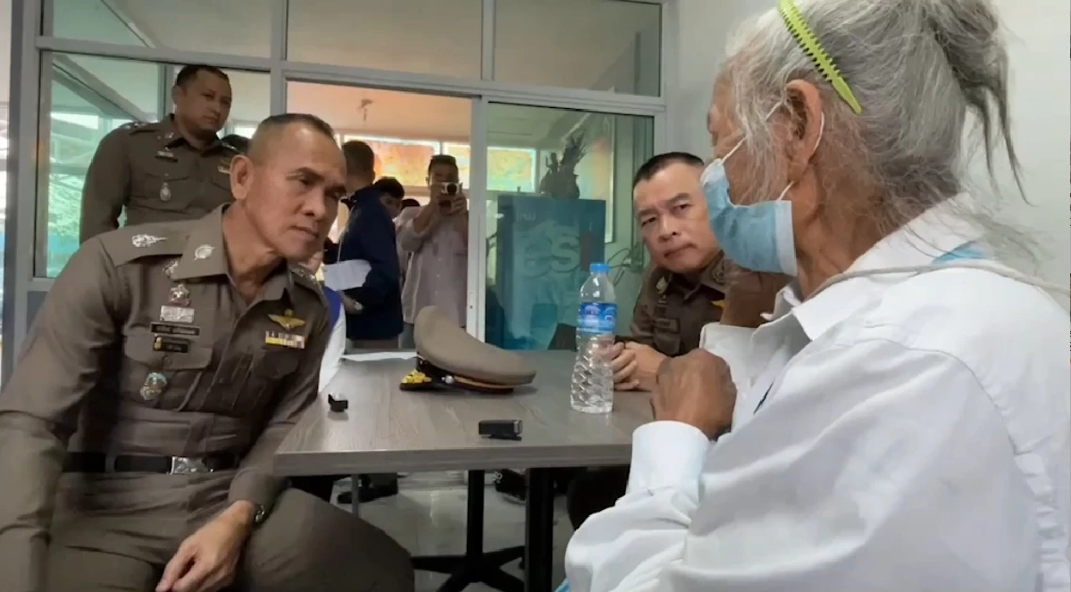 ยายสุข ผู้เสียหายให้ปากคำ่ต่อ พล.ต.ท.จิรสันต์ แก้วแสงเอก ผบช.ภ.1 