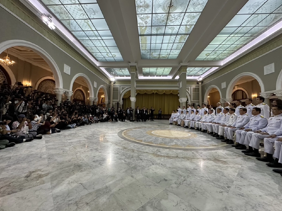 สุดท้ายฝนตกหนัก ต้องถ่ายรูปหมู่ ครม.ชุดใหม่ ในห้องโถงตึกสันติไมตรี