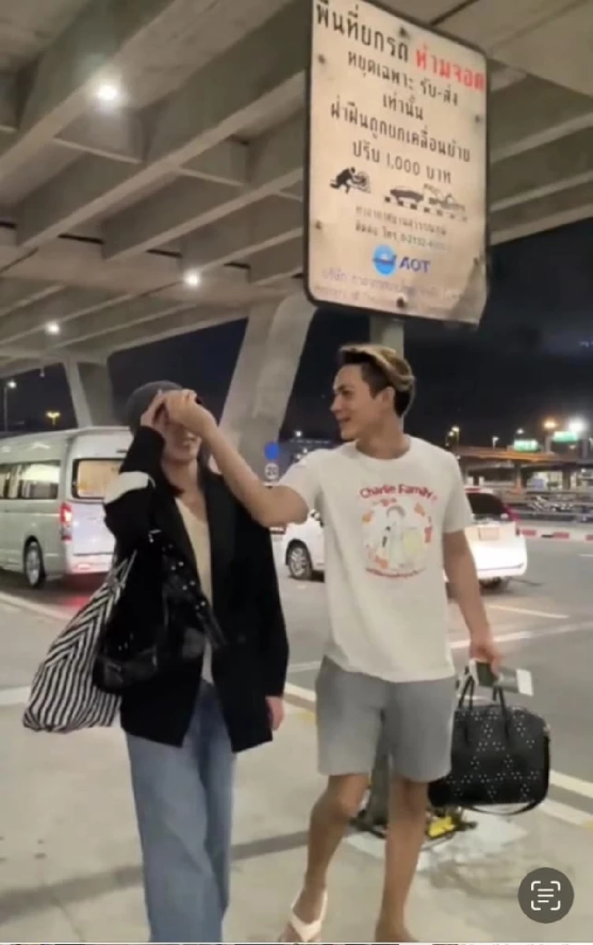 สิ่งแรกที่ 'แน็ก ชาลี' ทำหลัง 'กามิน' ถึงเมืองไทย แฟนคลับแห่แซวยับ!