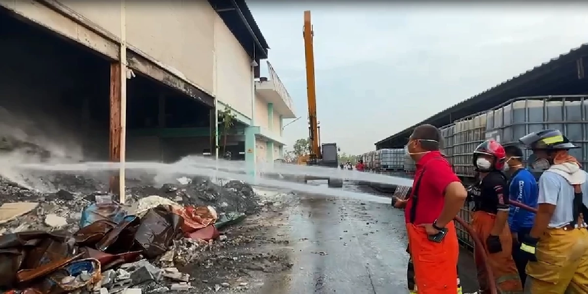 เจ้าหน้าที่เร่งฉีดน้ำดับไฟ หลังเกิดการปะทุซ้ำ ที่โรงงานเก็บกากสารเคมี ในอ.บ้านค่าย จ.ระยอง