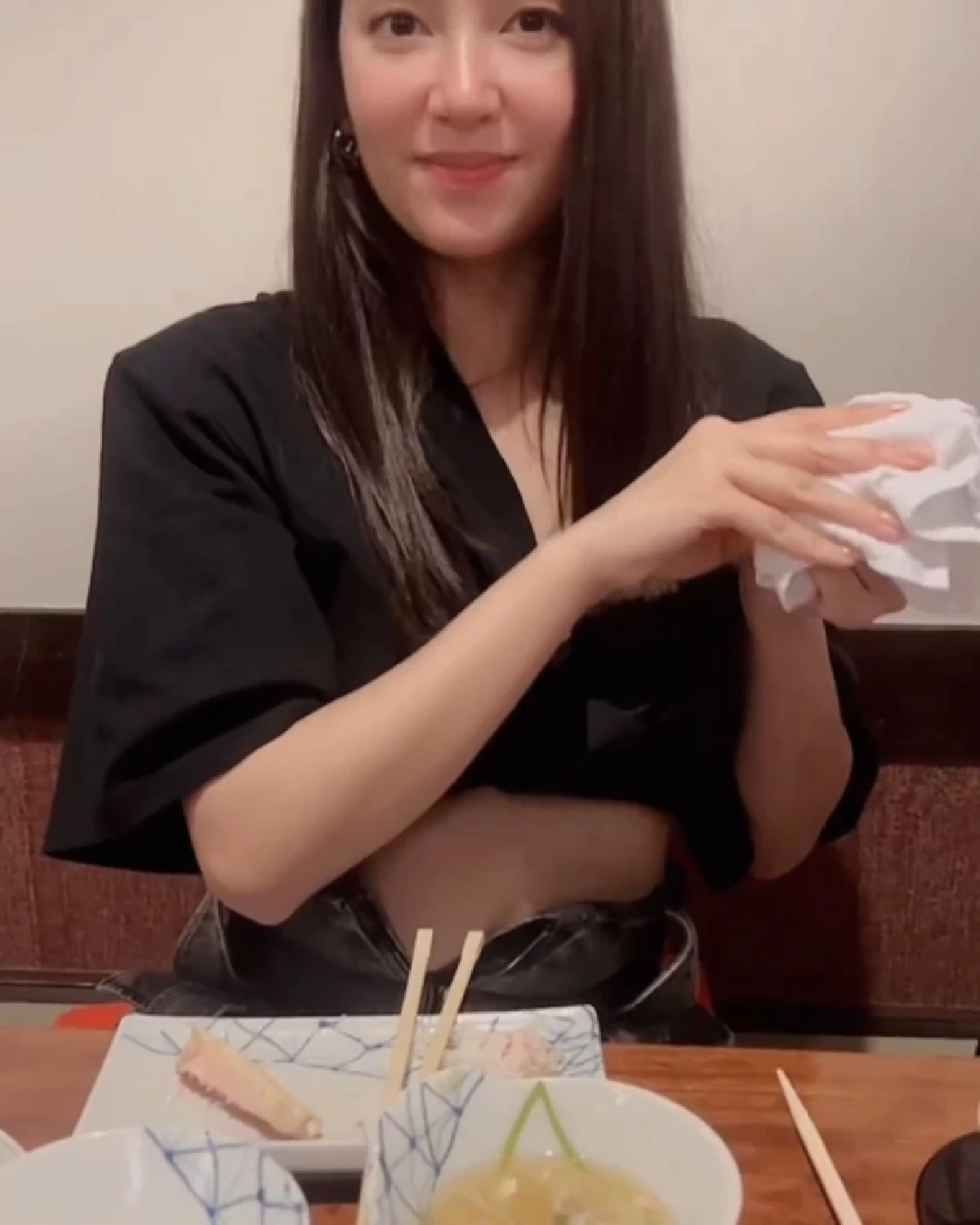 เหวอเลย \'เบลล่า\' ถอดร่างทอง อิ่มมากจนต้องรูดซิป โชว์พุงขาวๆ น่าเอ็นดู