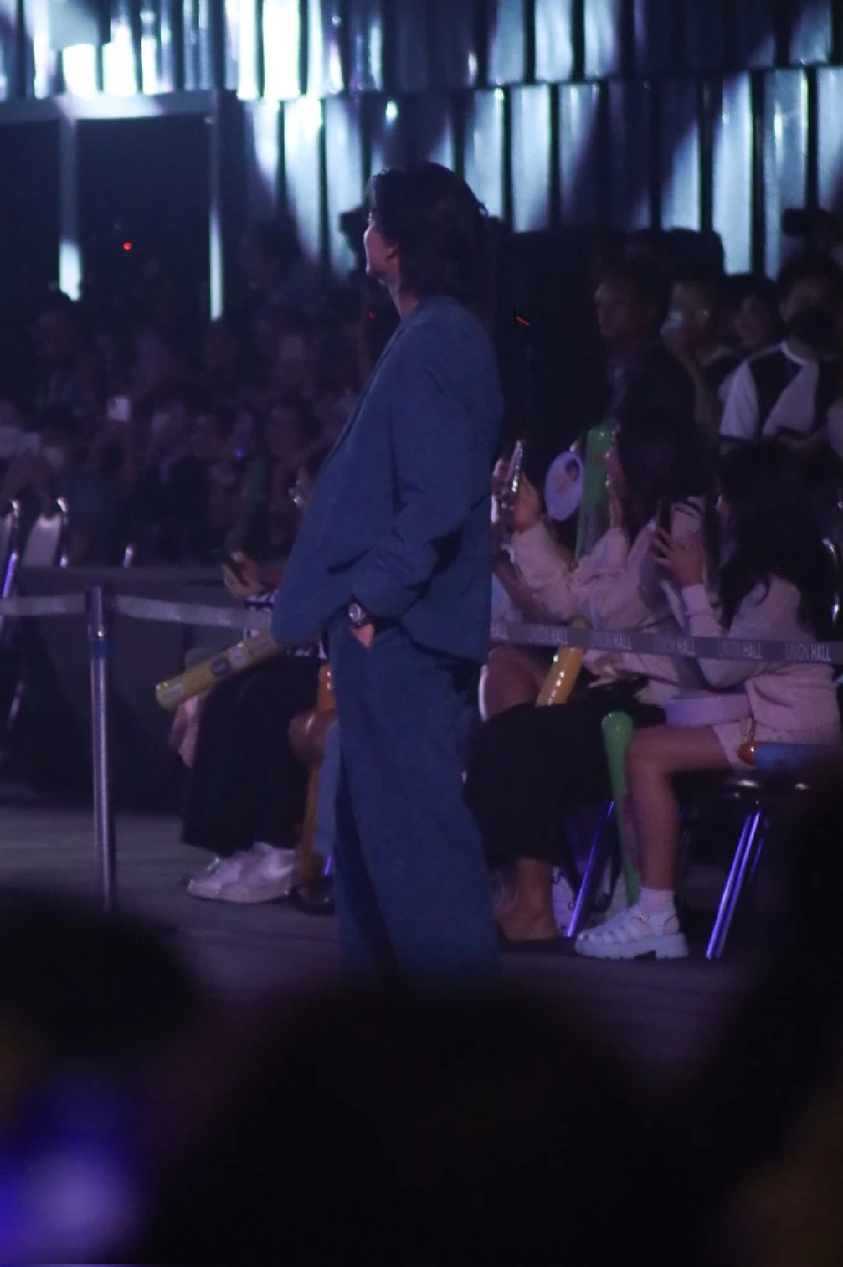 'ช่อง 3' ไม่ต้อง! แฟนคลับจัดใหญ่ทั่วห้างให้กำลังใจ 'กลัฟ'