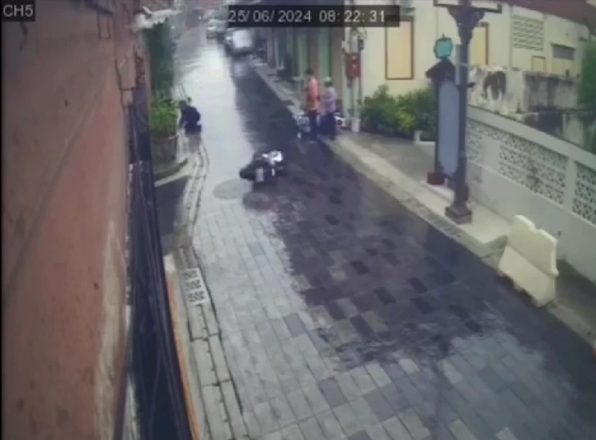 นาทีลุ้นตัวโก่ง ฝนตกถนนลื่น วันเดียวไถล 4 คันรวด หวิดเหตุสลดกลางชุมชน