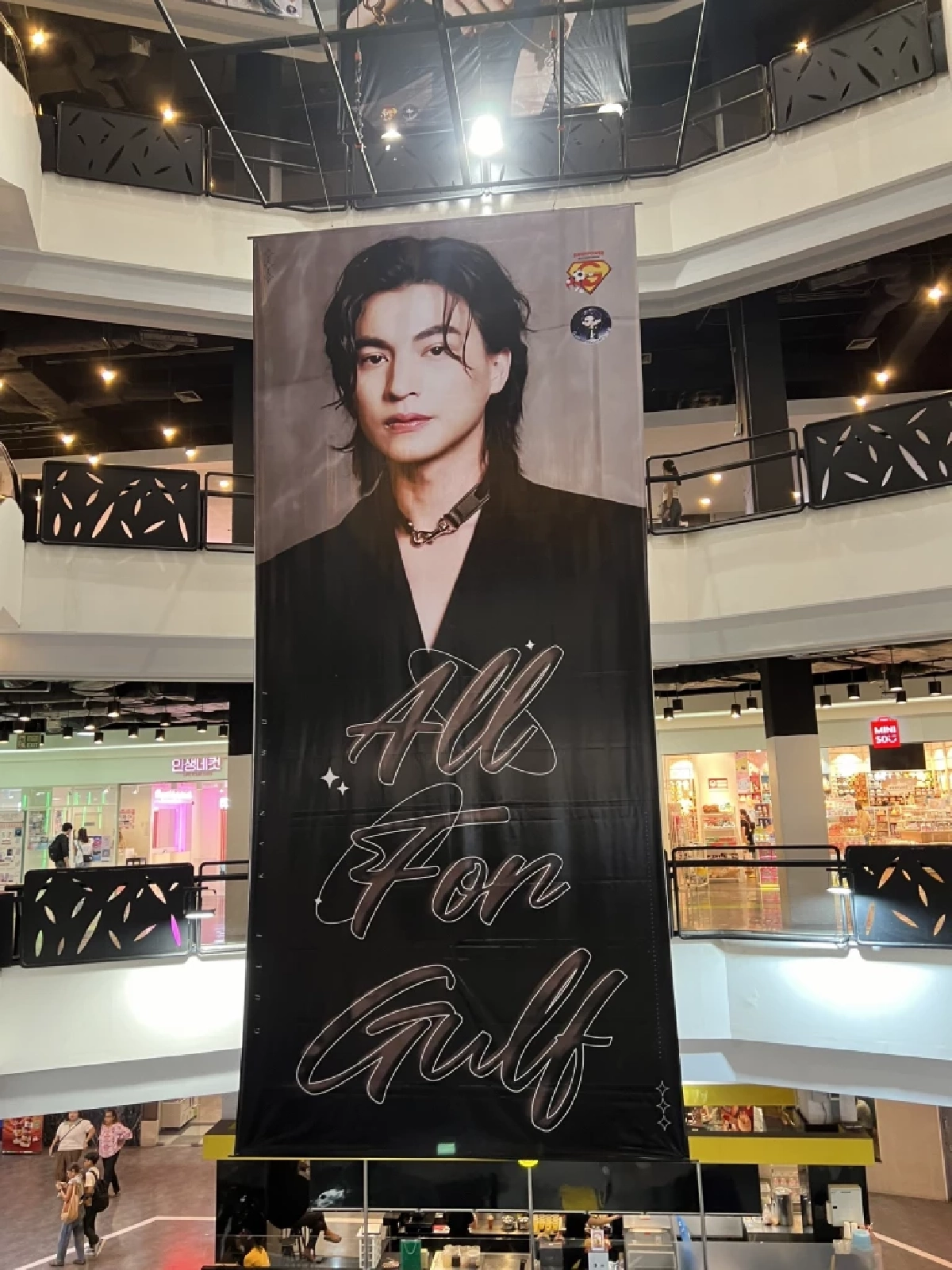 'ช่อง 3' ไม่ต้อง! แฟนคลับจัดใหญ่ทั่วห้างให้กำลังใจ 'กลัฟ'