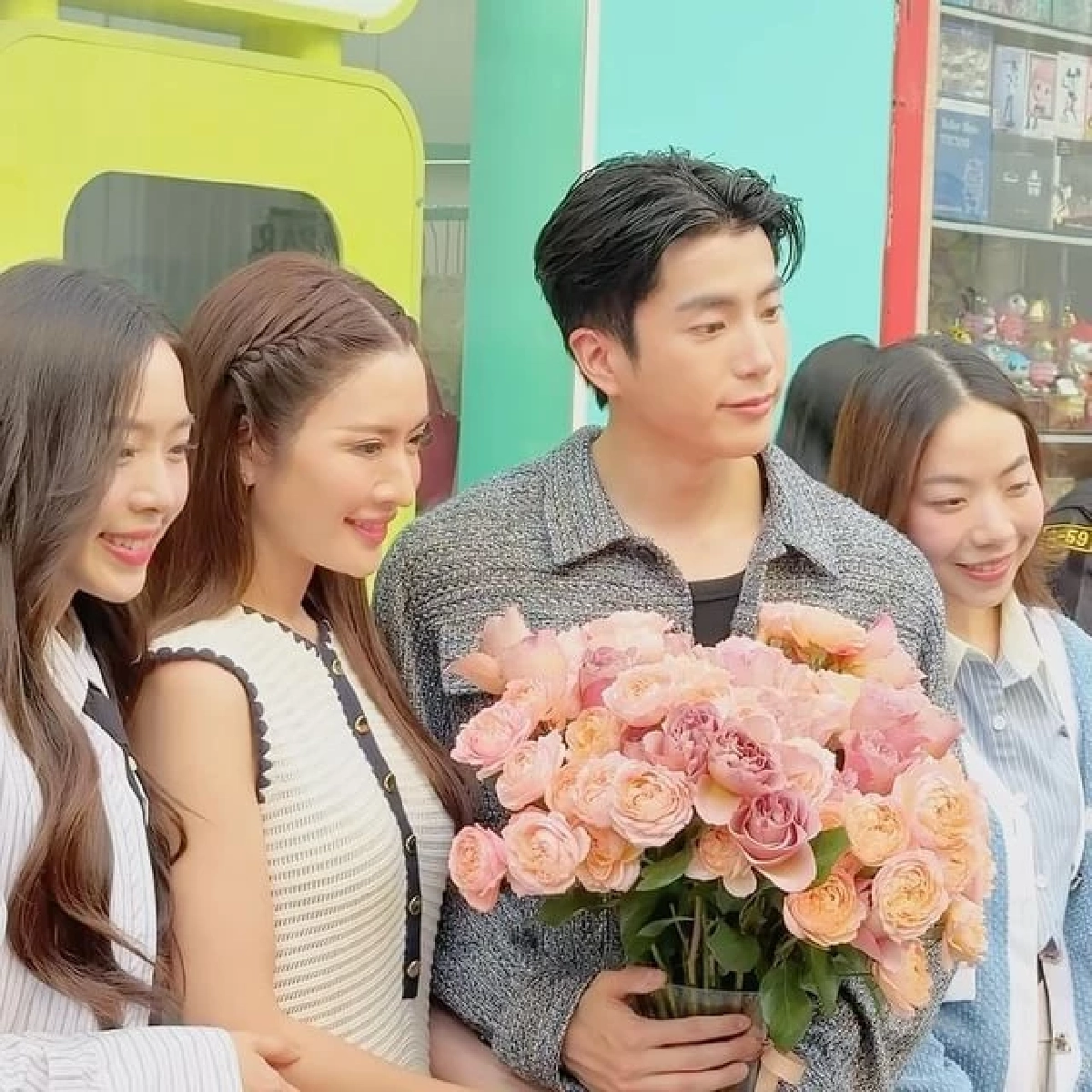 \"แอฟ ทักษอร\" หอบดอกไม้ยินดี \"นนกุล\" และครอบครัว