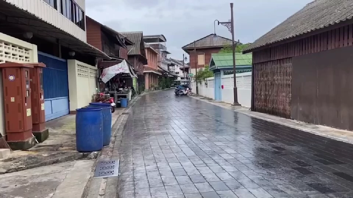 นาทีลุ้นตัวโก่ง ฝนตกถนนลื่น วันเดียวไถล 4 คันรวด หวิดเหตุสลดกลางชุมชน