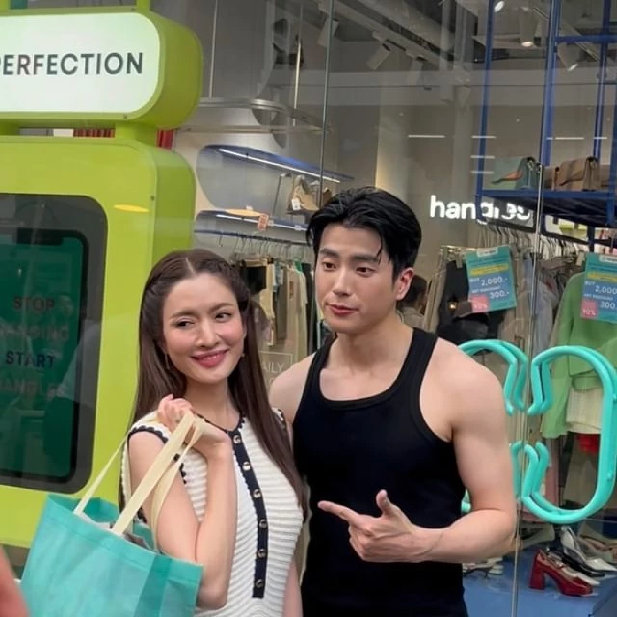 \"แอฟ ทักษอร\" หอบดอกไม้ยินดี \"นนกุล\" และครอบครัว