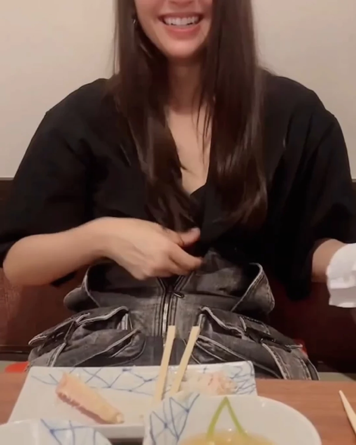 เหวอเลย \'เบลล่า\' ถอดร่างทอง อิ่มมากจนต้องรูดซิป โชว์พุงขาวๆ น่าเอ็นดู