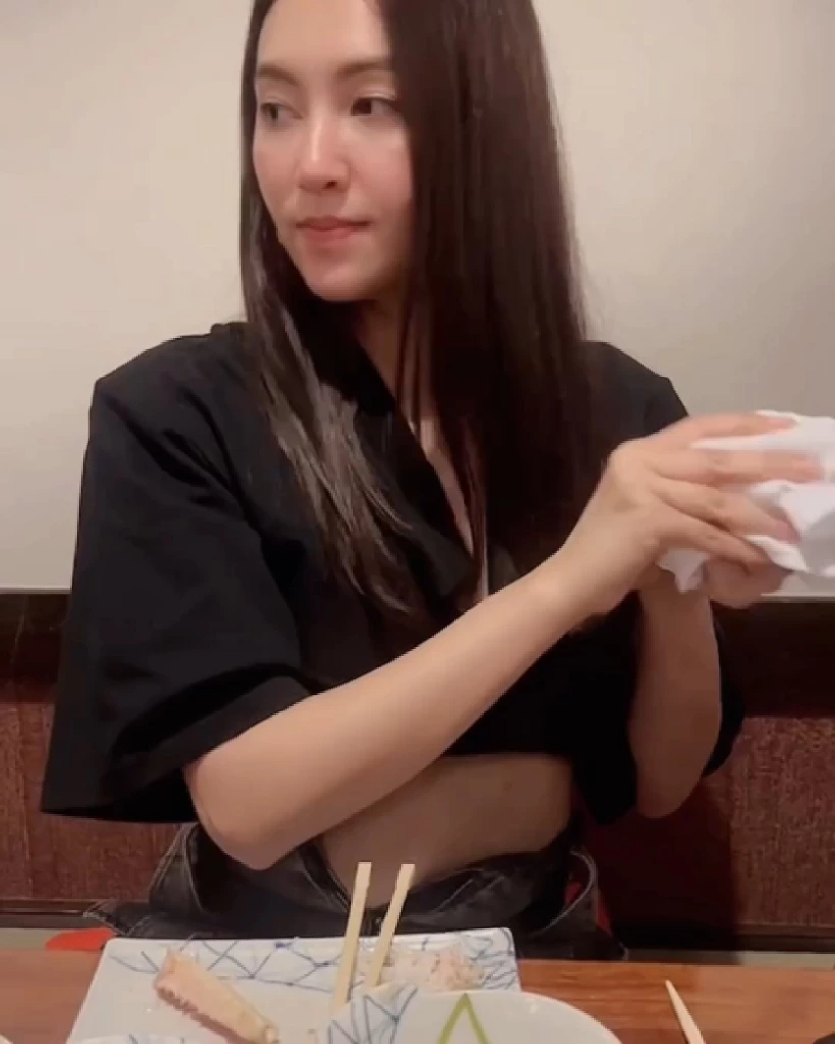 เหวอเลย \'เบลล่า\' ถอดร่างทอง อิ่มมากจนต้องรูดซิป โชว์พุงขาวๆ น่าเอ็นดู