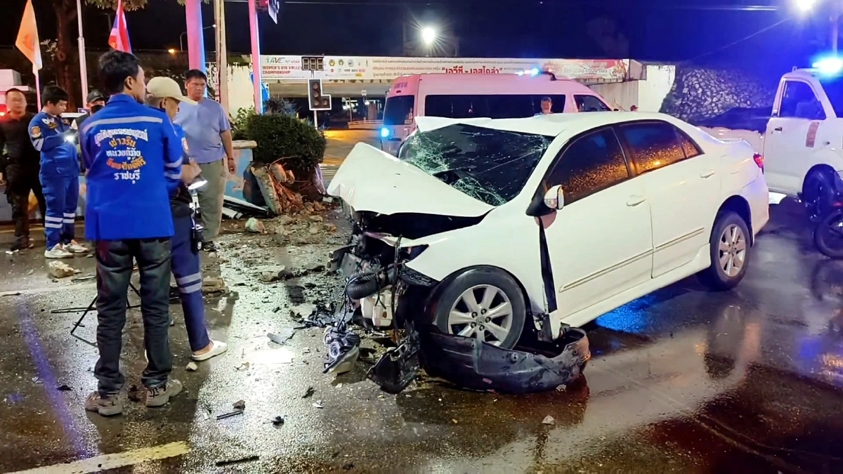 สาว 25 ถึงฆาต ซิ่งเก๋งหลับใน ชนเกาะกลางถนนดับติดคาซากรถ เข็มไมล์ค้าง 100  กม.