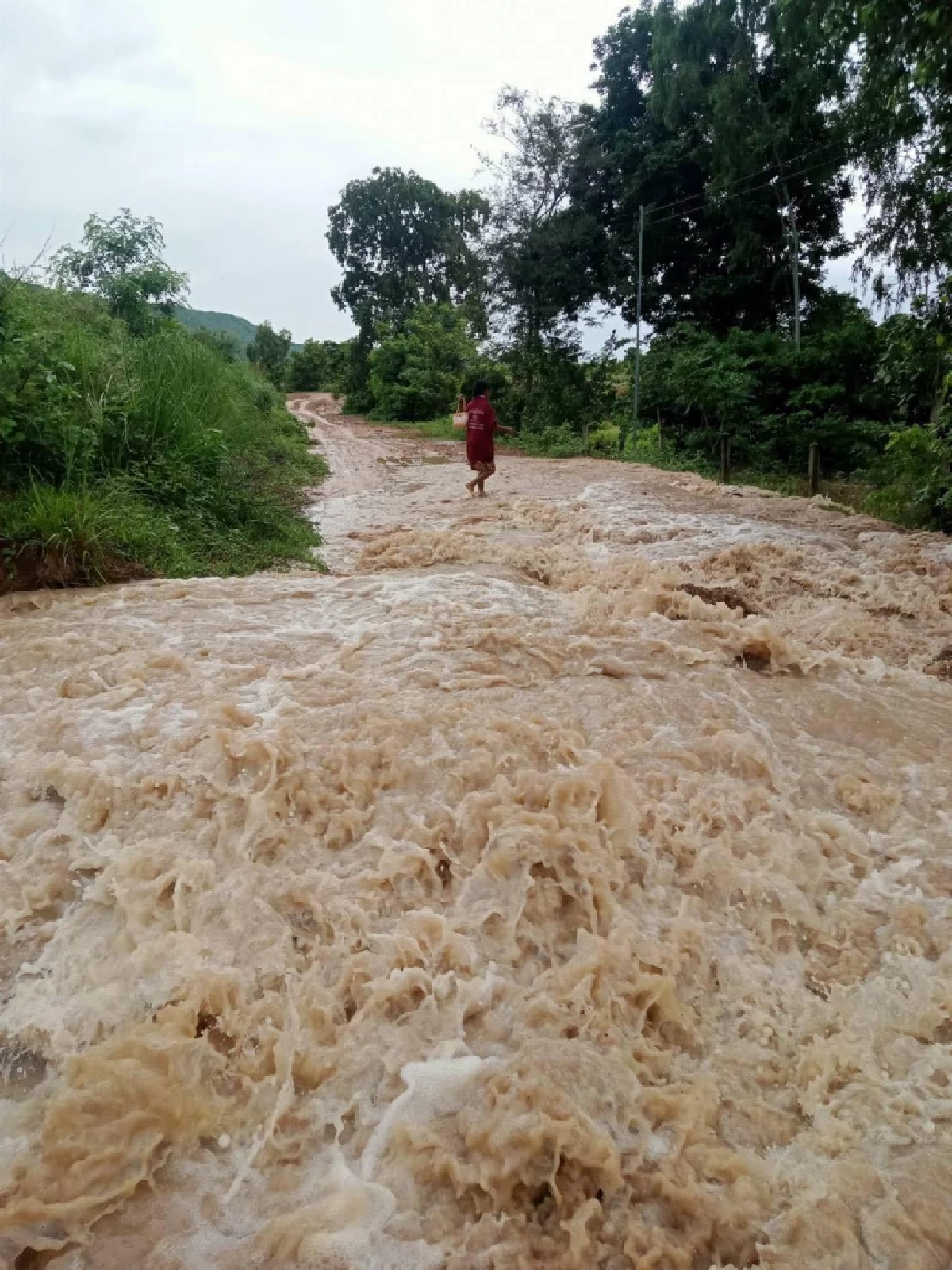 น้ำป่าทะลัก ซัดฝายใหม่แตก