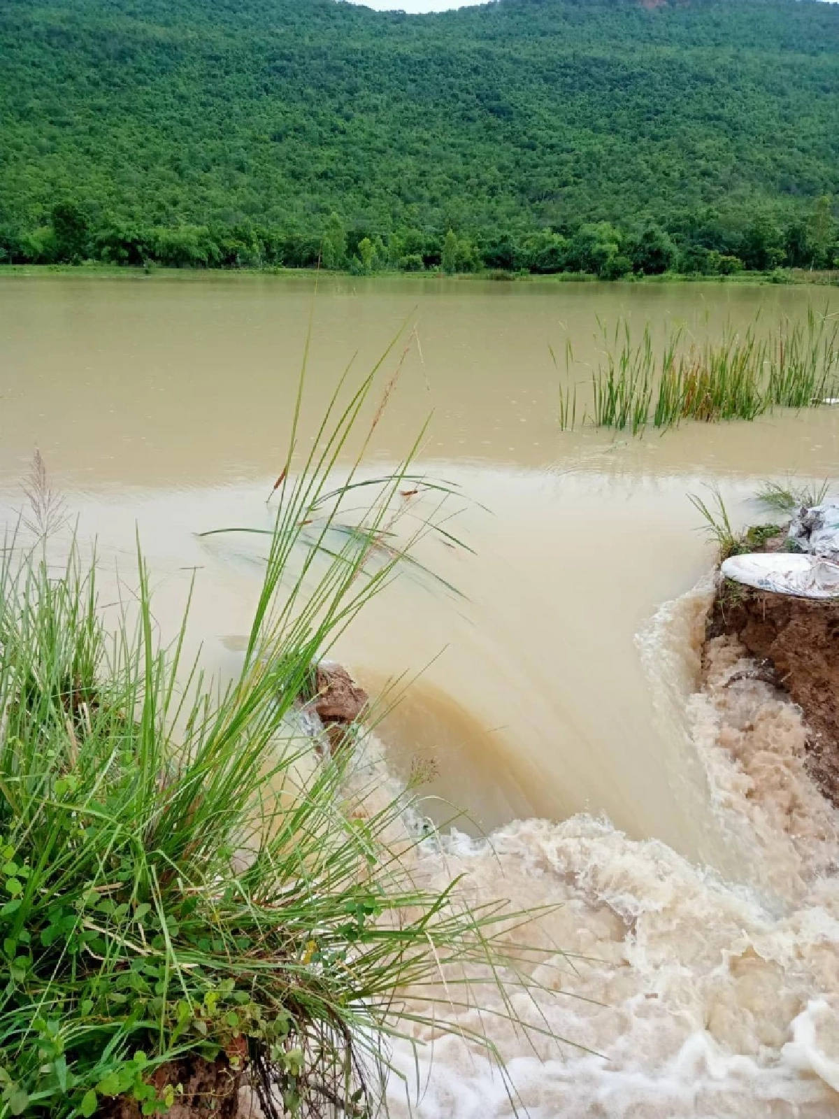 น้ำป่าทะลัก ซัดฝายใหม่แตก