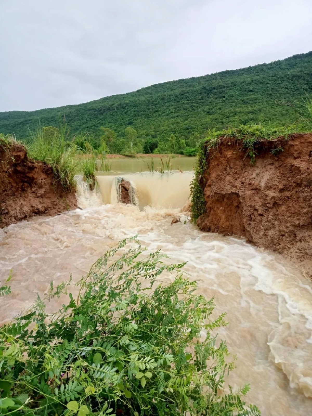 น้ำป่าทะลัก ซัดฝายใหม่แตก