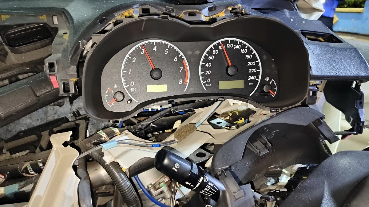 สาว 25 ถึงฆาต ซิ่งเก๋งหลับใน ชนเกาะกลางถนนดับติดคาซากรถ เข็มไมล์ค้าง 100  กม.