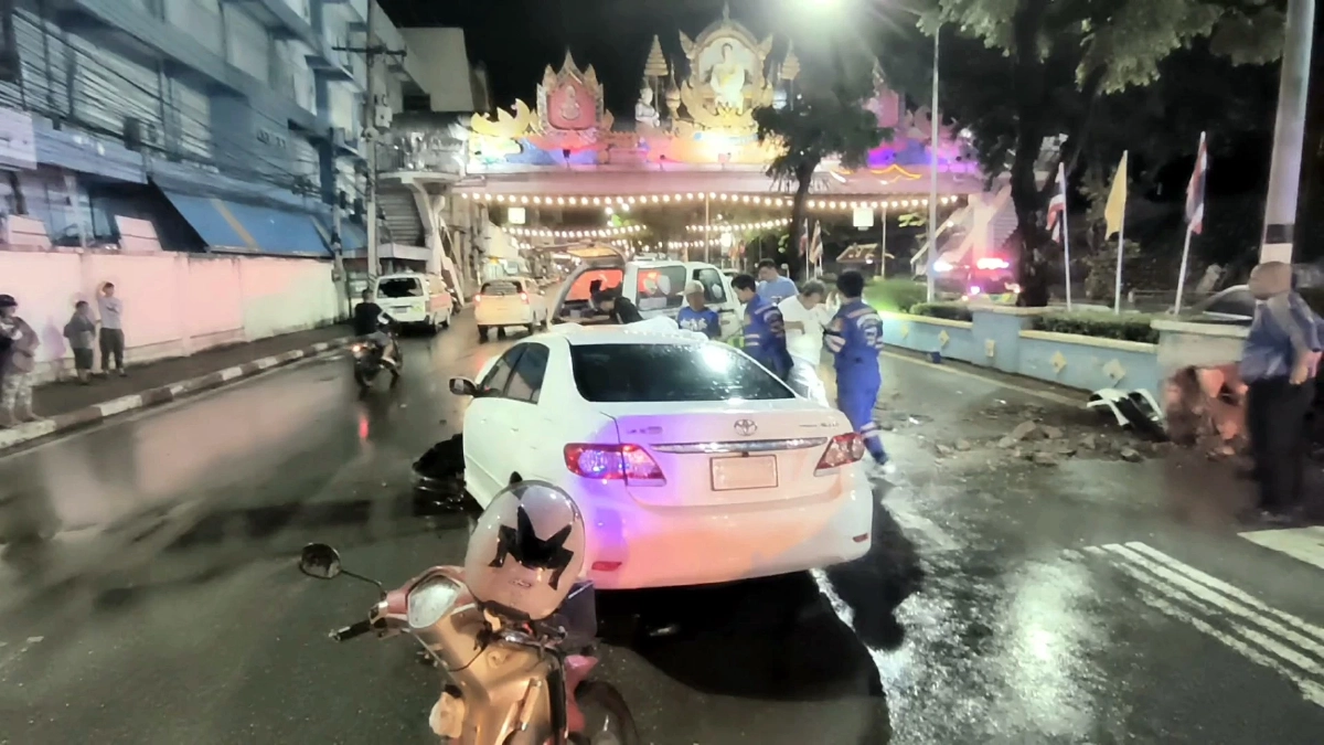 สาว 25 ถึงฆาต ซิ่งเก๋งหลับใน ชนเกาะกลางถนนดับติดคาซากรถ เข็มไมล์ค้าง 100  กม.