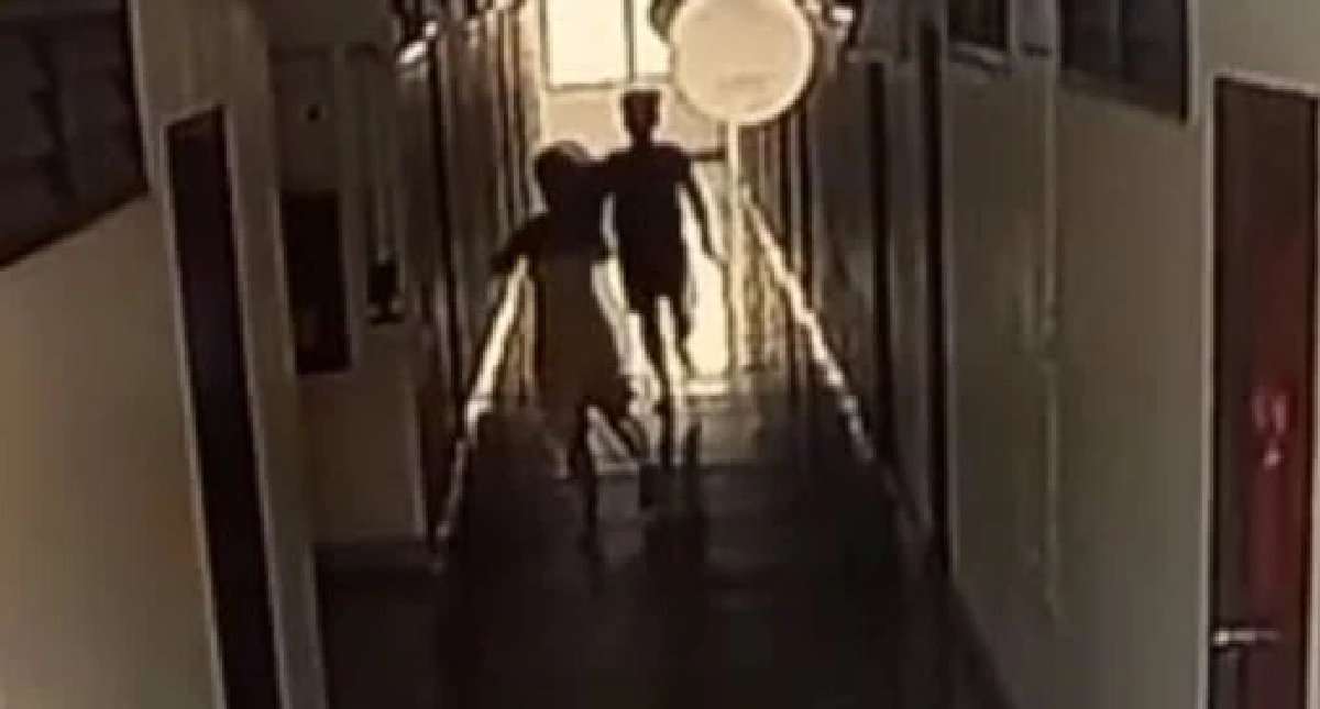 ผู้เสียหายวิ่งออกจากห้อง 