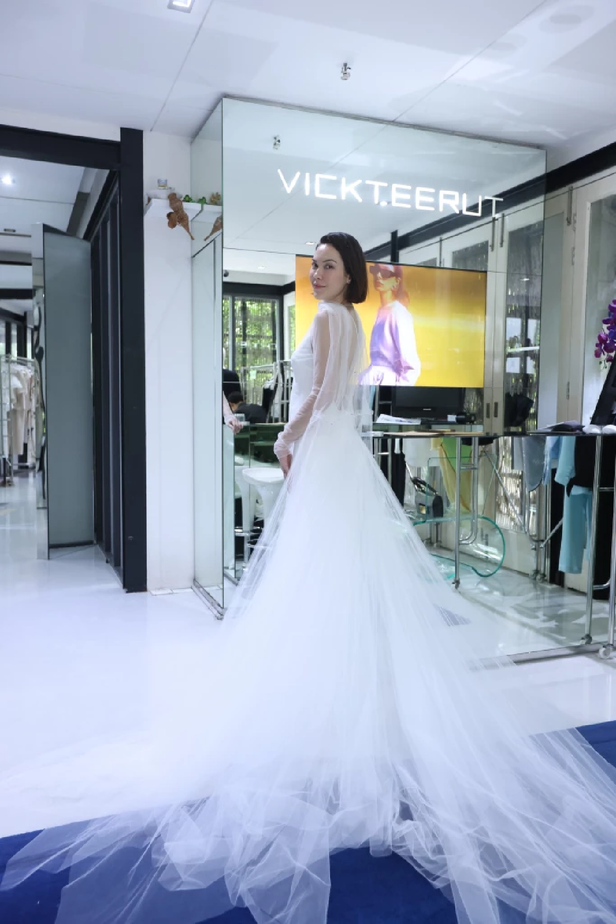 เปิดเบื้องหลังชุดแต่งงานเจ้าสาว "แมท ภีรนีย์"