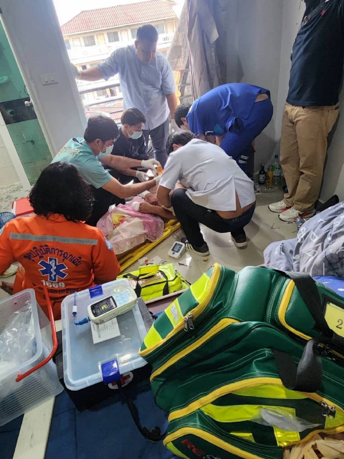 เจ้าหน้าที่เข้าปฐมพยาบาลผู้บาดเจ็บ