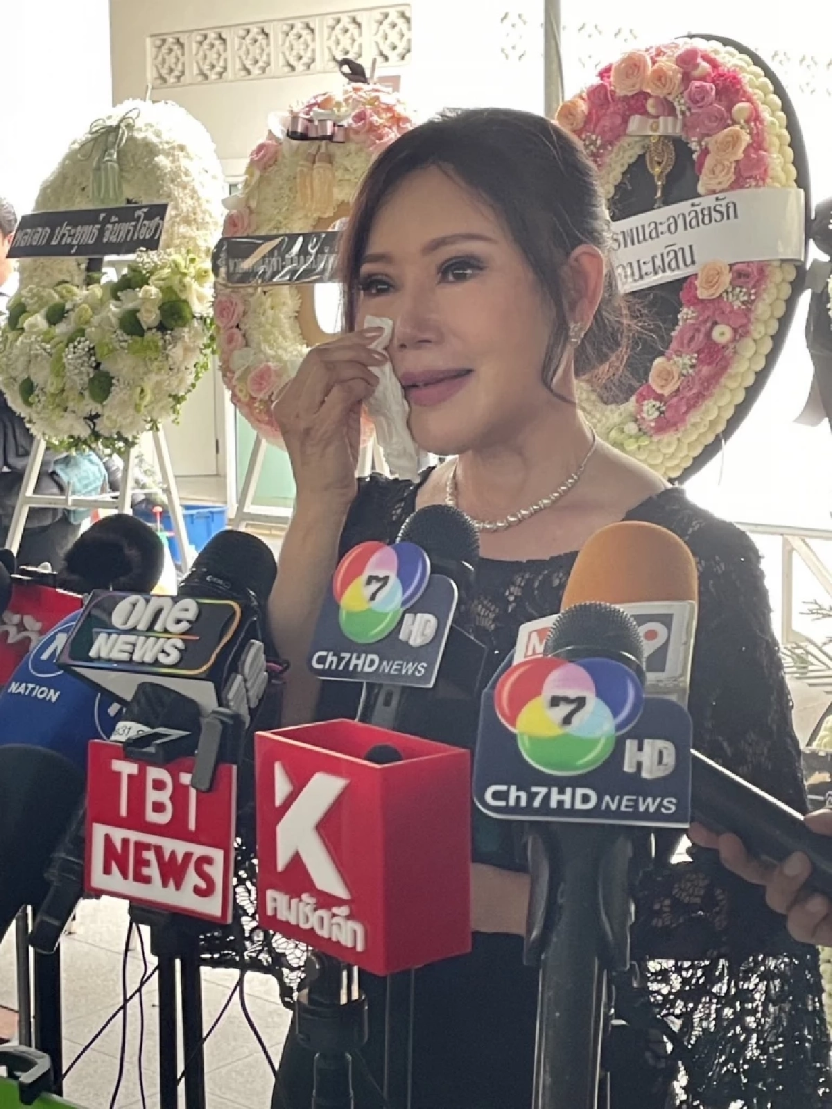 ร่ำไห้ "อรวี สัจจานนท์" เปิดคำพูด "เพชรรา" สัญญาจะดูแลแทน "ชรินทร์"