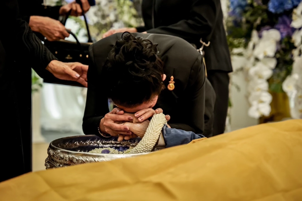 (คลิป) "เพชรา" ร้องไห้บอกลา "ชรินทร์" สามีอันเป็นที่รักครั้งสุดท้าย