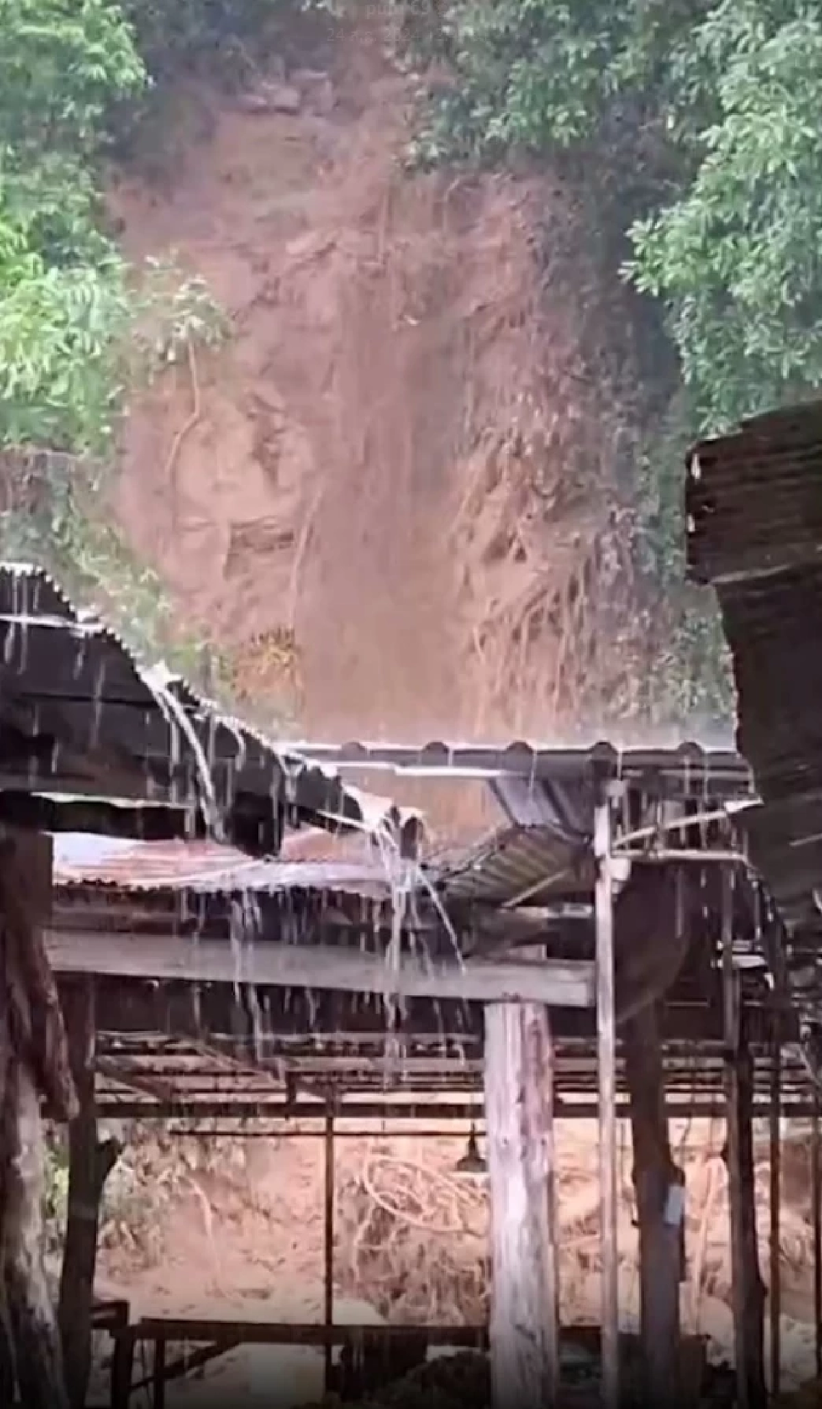 ระทึก พ่อค้าแม่ค้าหนีกระเจิง ฝนตกหนัก ดินภูเขาพังสไลด์ หวั่นซ้ำรอยภูเก็ต