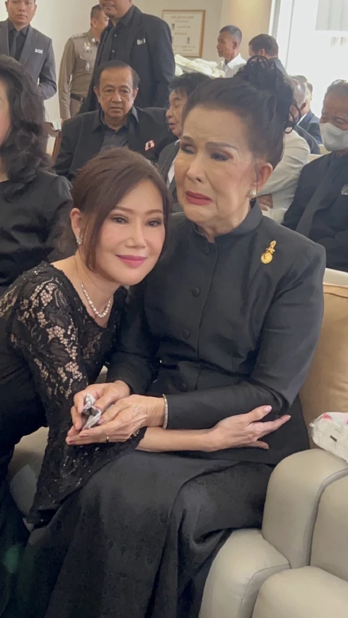 ร่ำไห้ "อรวี สัจจานนท์" เปิดคำพูด "เพชรรา" สัญญาจะดูแลแทน "ชรินทร์"