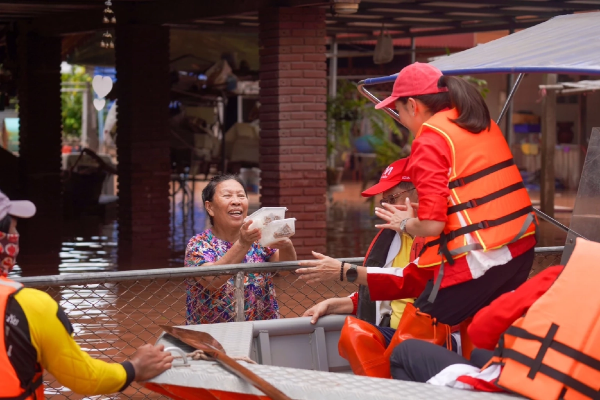 นายกฯ ลุยน้ำท่วม น่าน สัญญาชาวบ้าน มีมาตรการดูแล หลังปฏิบัติหน้าที่ได้เต็ม