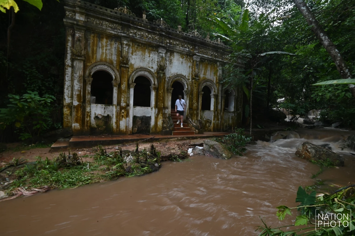 ระทึก! น้ำป่าไหลหลากบนดอยสุเทพ หลังฝนตกตลอดทั้งคืน (คลิป)