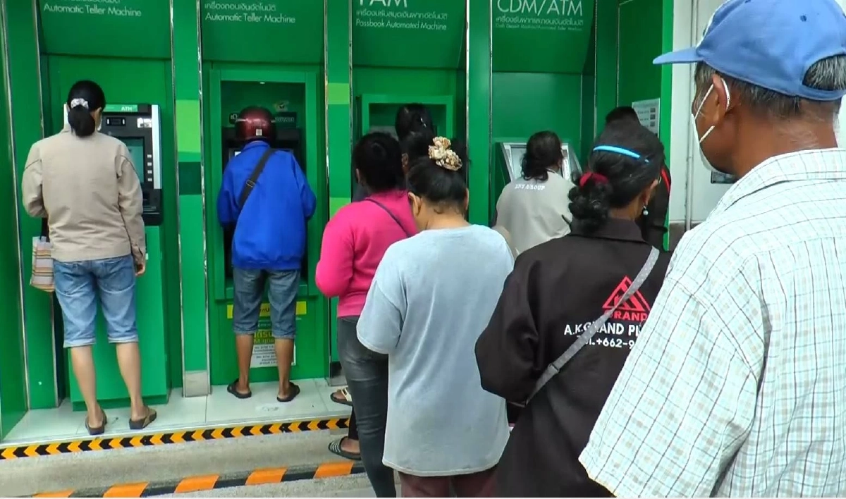 ป้าปล่อยโฮหน้าตู้ ATM รับเงินหมื่น ชีวิตสุดลำบากดูแลพี่น้องพิการ 3 คน