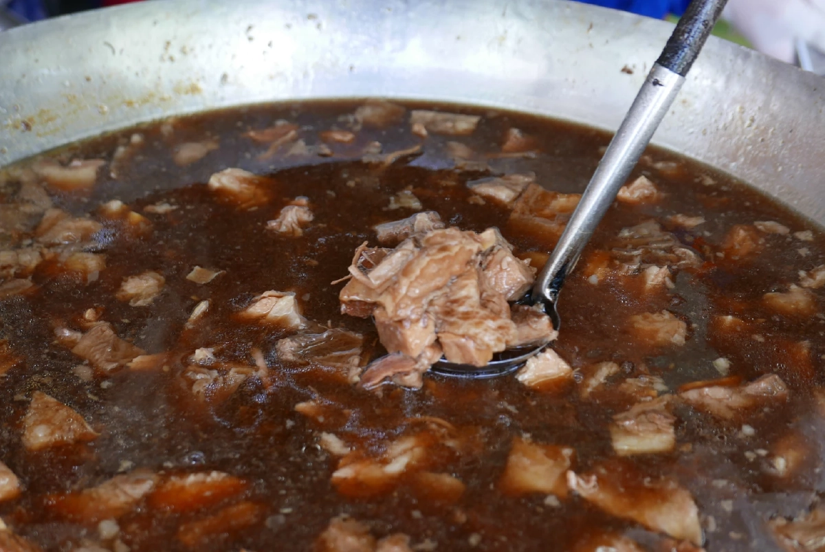 คมข้างเขียงเอาใจสายเนื้อ! พาไปกิน ราชาเกาเหลาเนื้อตุ๋นรสเด็ด อุดมสุข 25