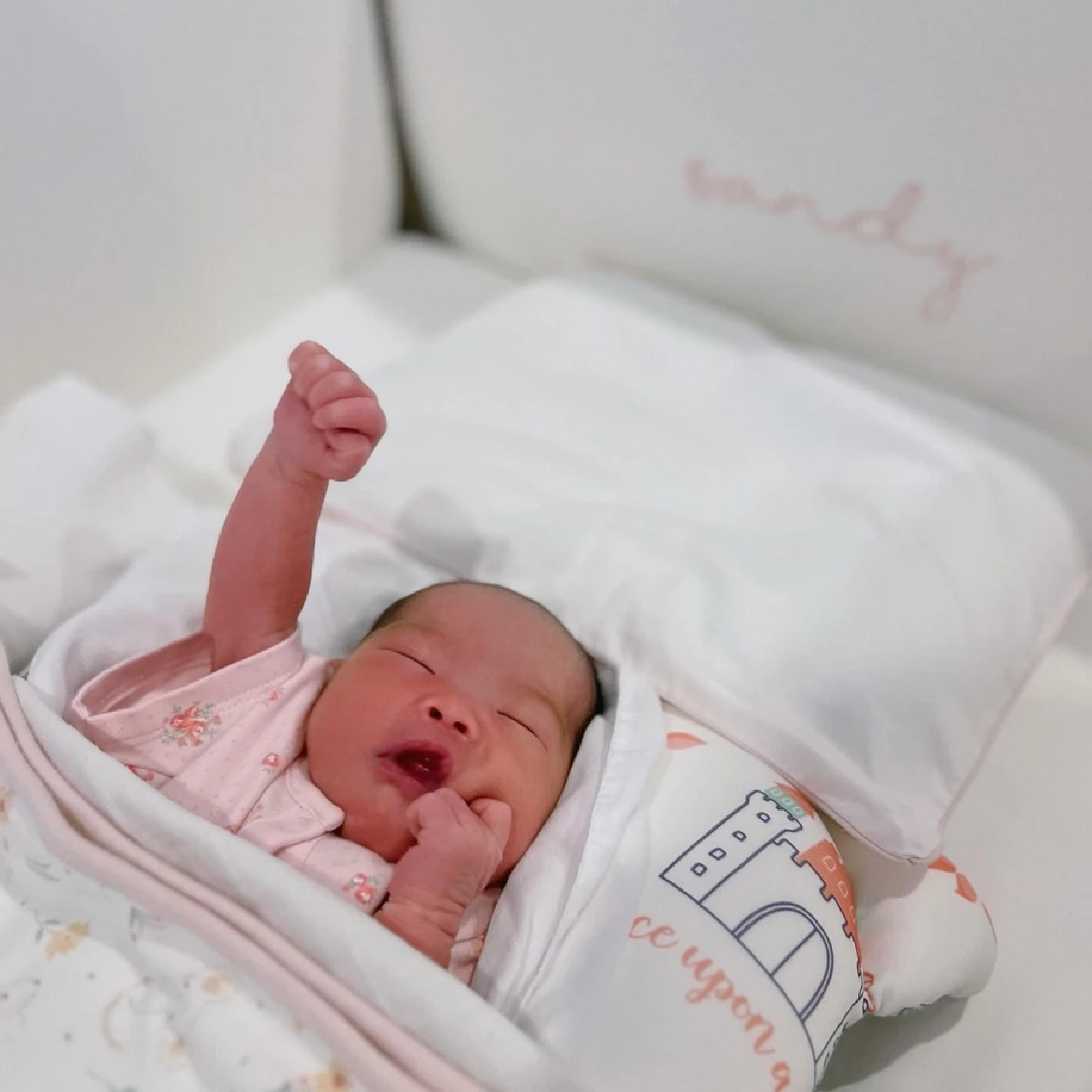 ส่องความน่ารัก \"น้องแสนดี\" ลูก \"เปาวลี\" แต่เอ๊ะ! มือมีอะไร