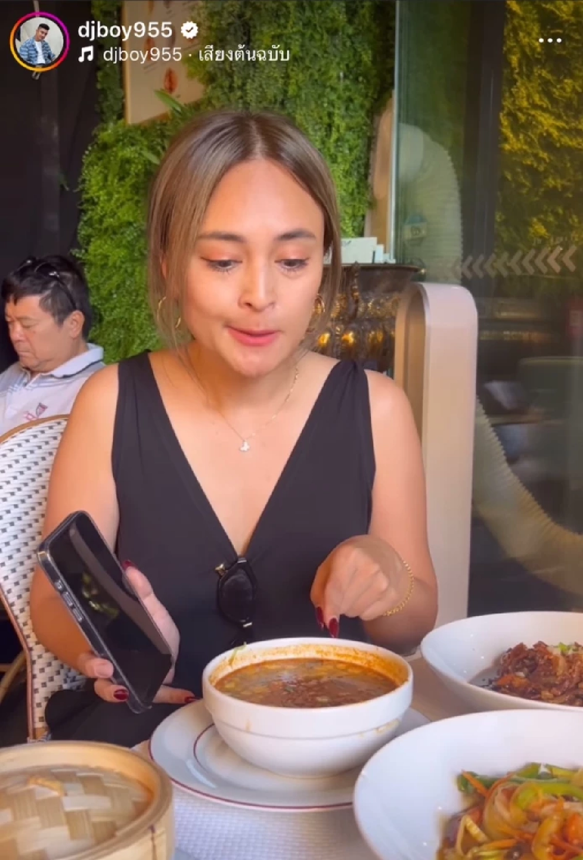 \"นานา ไรบีนา\" วีนแตกกลางร้านอาหารที่ฝรั่งเศส \"เจนี่\" อายหนัก รีบมุดหัวหลบ