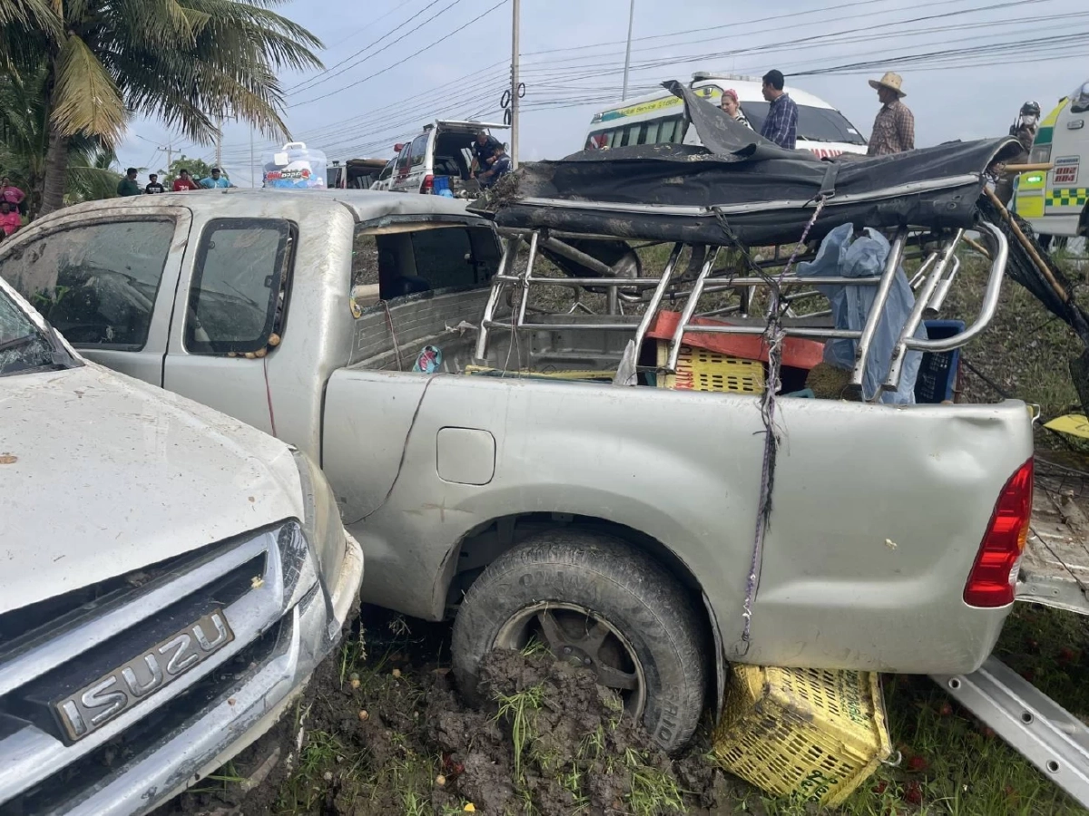 สลด! กระบะยางแตก ประสานงารถแม่ค้าผลไม้ ดับ1 เจ็บ 3