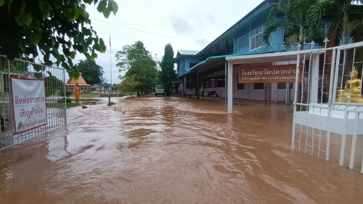 น้ำป่าคลองชมพูหลาก กลางดึก ทะลักท่วม 2 โรงเรียน ระดับน้ำสูงกว่า 1.5 เมตร