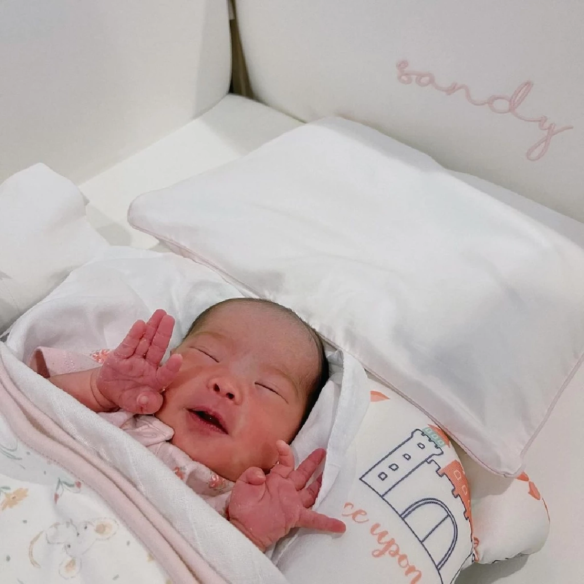 ส่องความน่ารัก \"น้องแสนดี\" ลูก \"เปาวลี\" แต่เอ๊ะ! มือมีอะไร