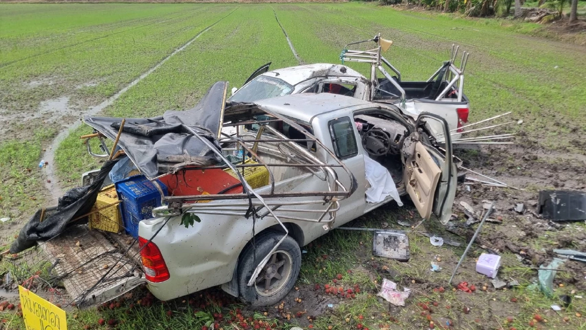 สลด! กระบะยางแตก ประสานงารถแม่ค้าผลไม้ ดับ1 เจ็บ 3