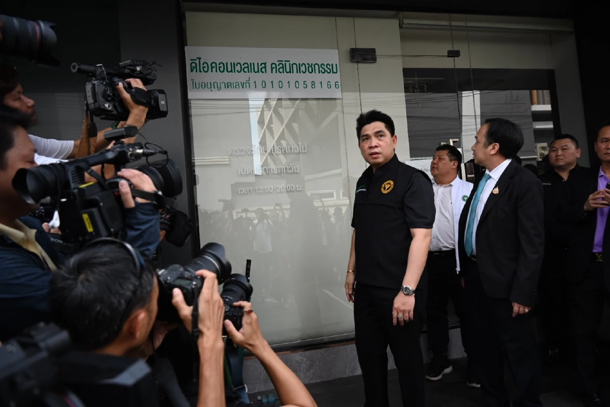 บุกคลินิก "ดิไอคอน" ไร้เงา บอสหมอเอก จนท. เก็บหลักฐาน เตรียมจ่อหมาย ดำเนินคดี