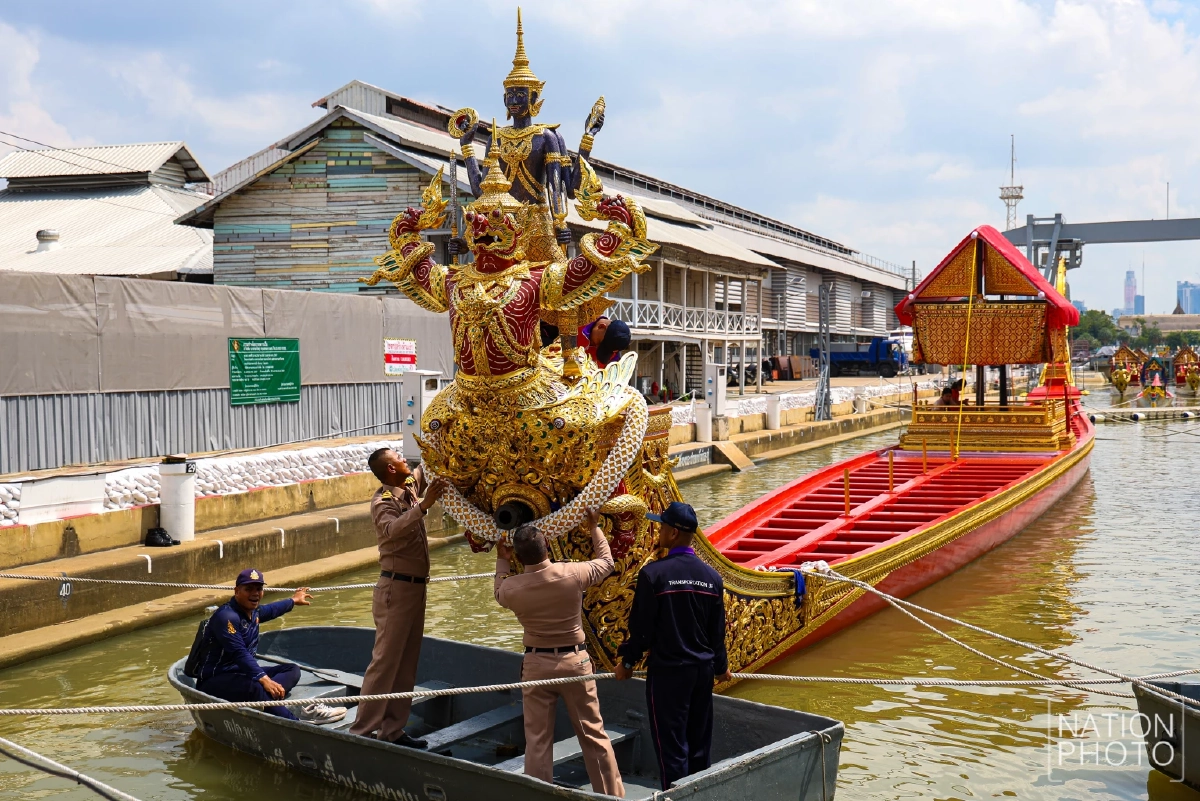 ทร. รับมอบพวงมาลัยนวมคอเรือพระที่นั่ง เตรียมพร้อมขบวนพยุหยาตราทางชลมารค