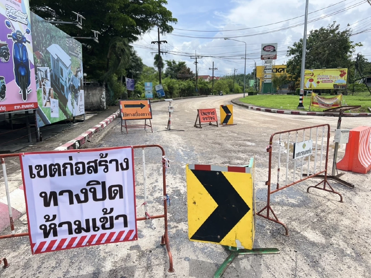 รถเละพุ่ง 200 คัน หลัง เทศบาล "ลาดยางมะตอย" ล่าสุด ติดป้ายเตือน พร้อมเยียวยา